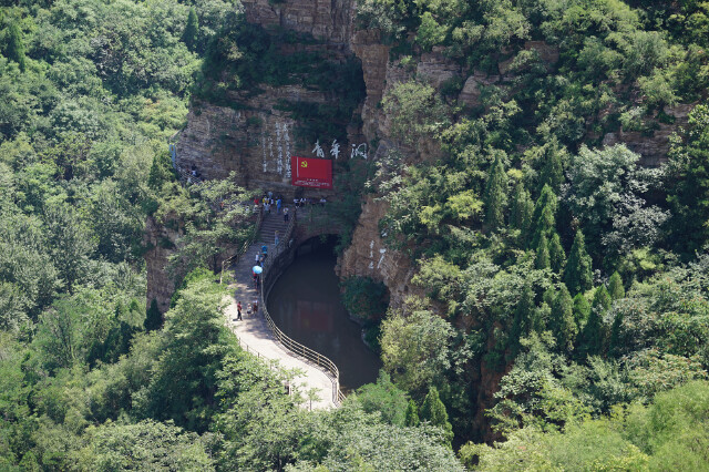 红旗渠要从陡峭如切的狼牙山悬崖绝壁上穿过,必须凿通一条长达600多米