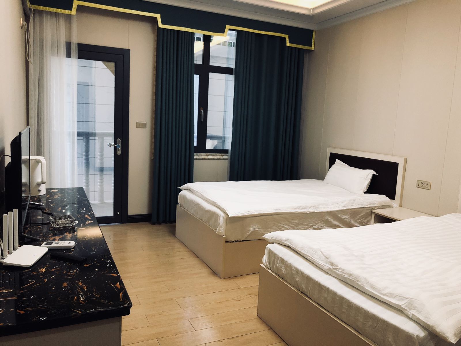 阳台双床房