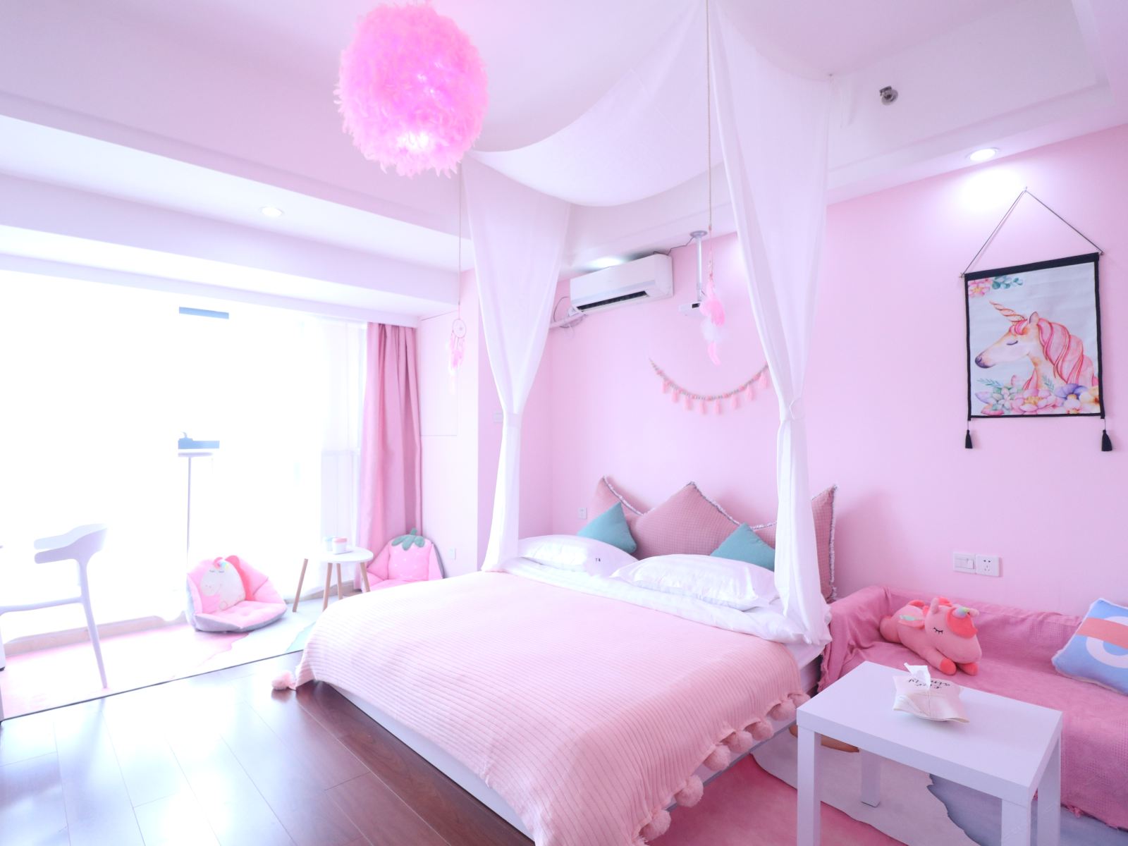 粉色少女系家庭影院大床房