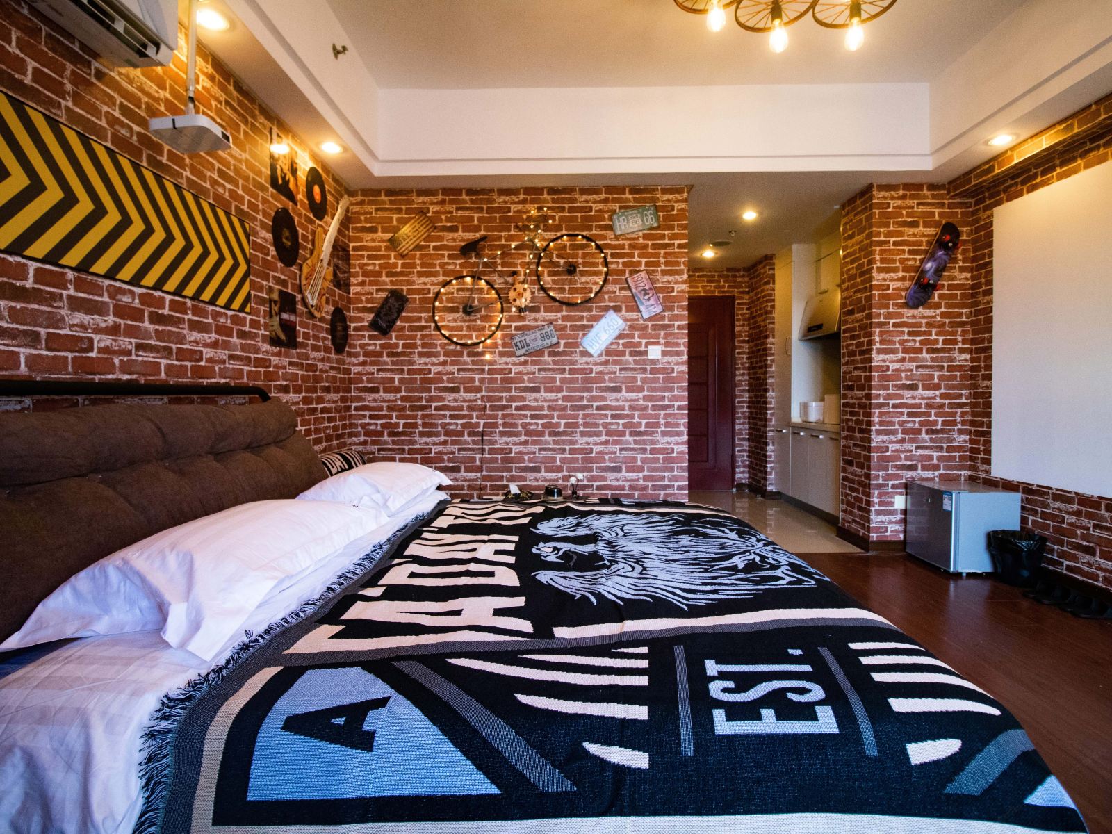 复古工业风家庭影院大床房