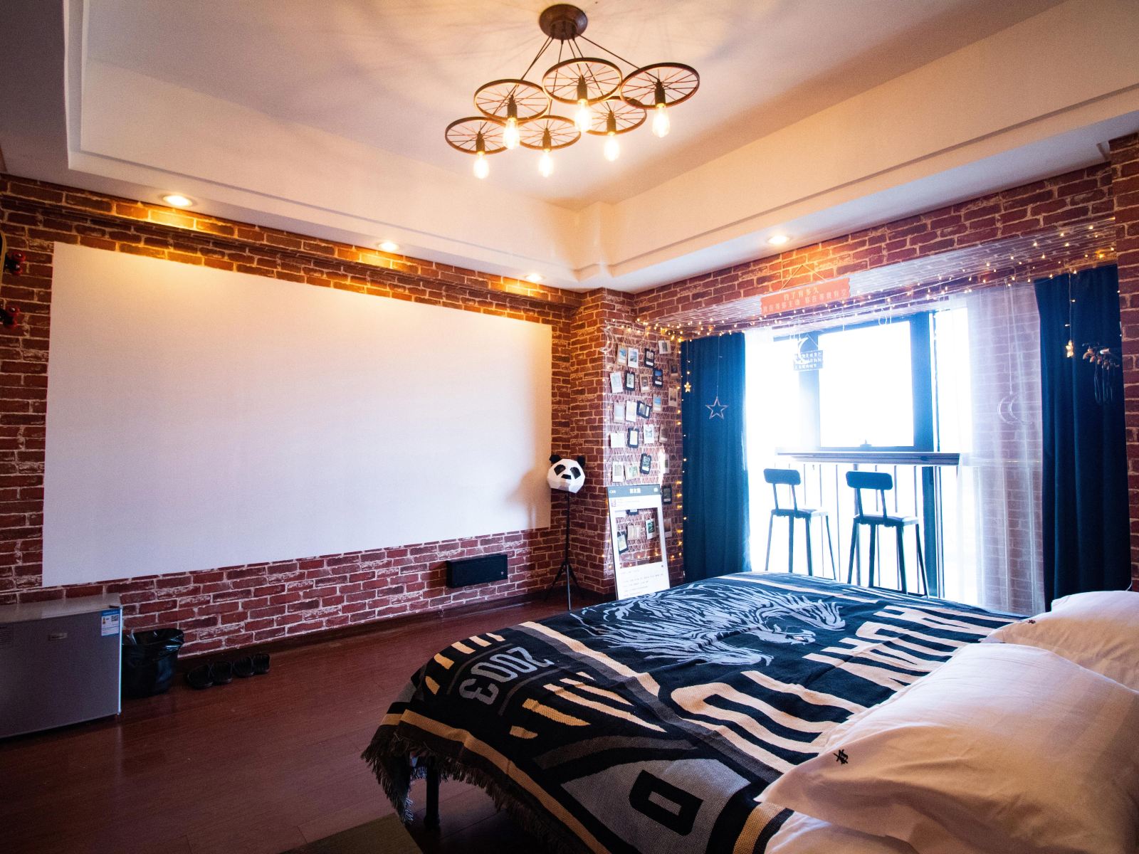 复古工业风家庭影院大床房