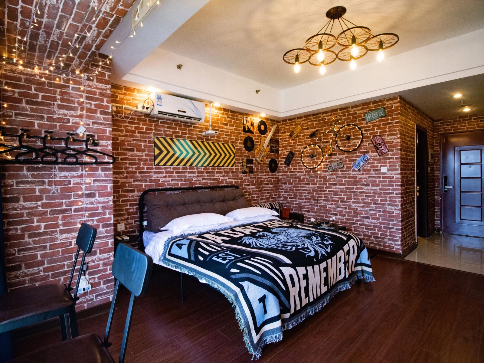 复古工业风家庭影院大床房