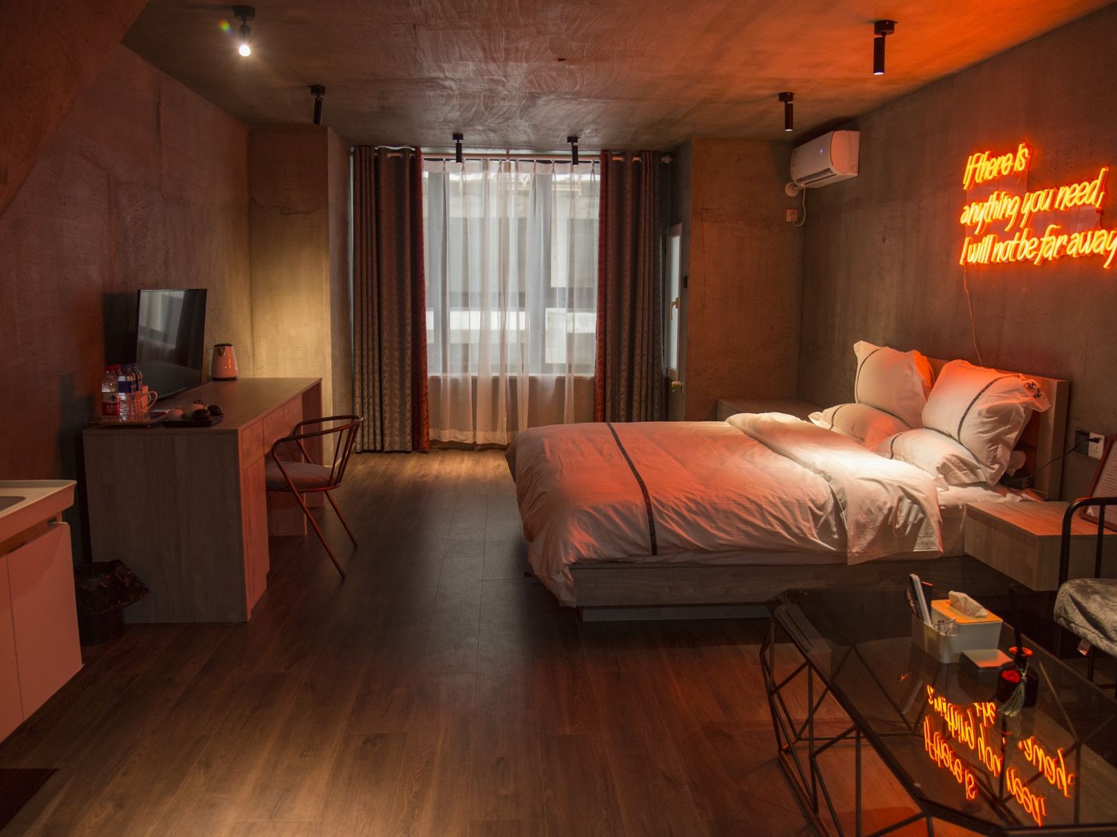 嘻哈工业风大床房