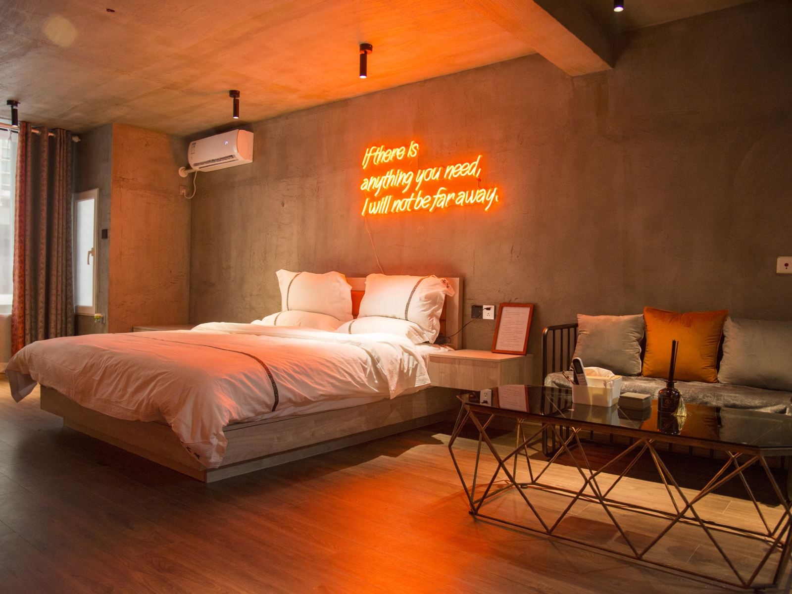 嘻哈工业风大床房