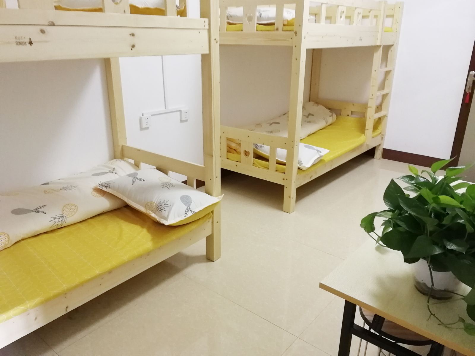 舒适4人床位房