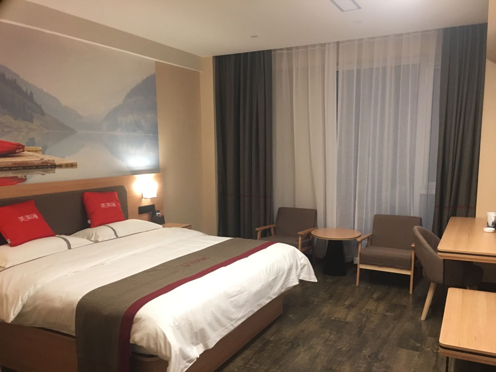 湖景大床房