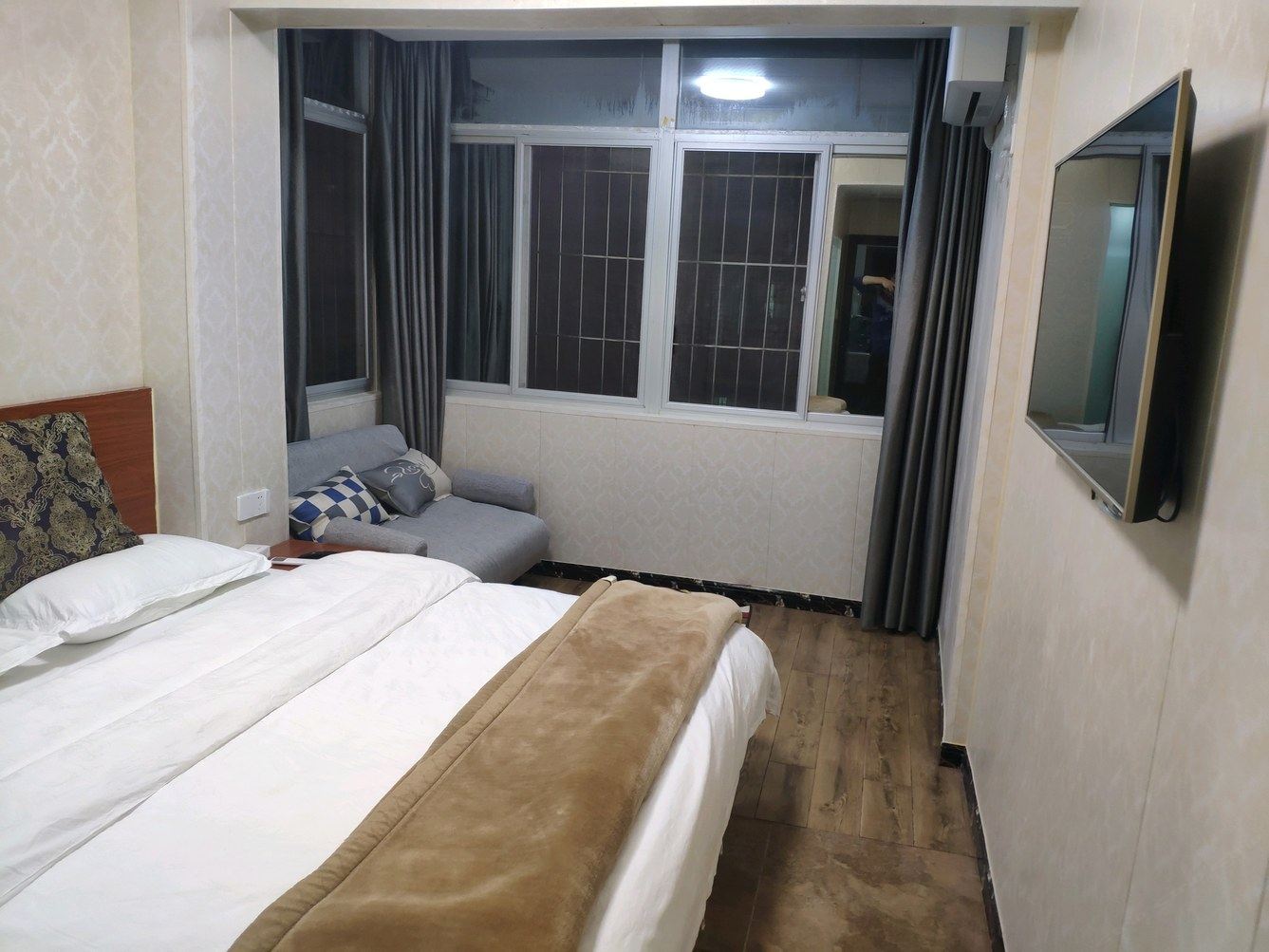 舒适精装一室大床房