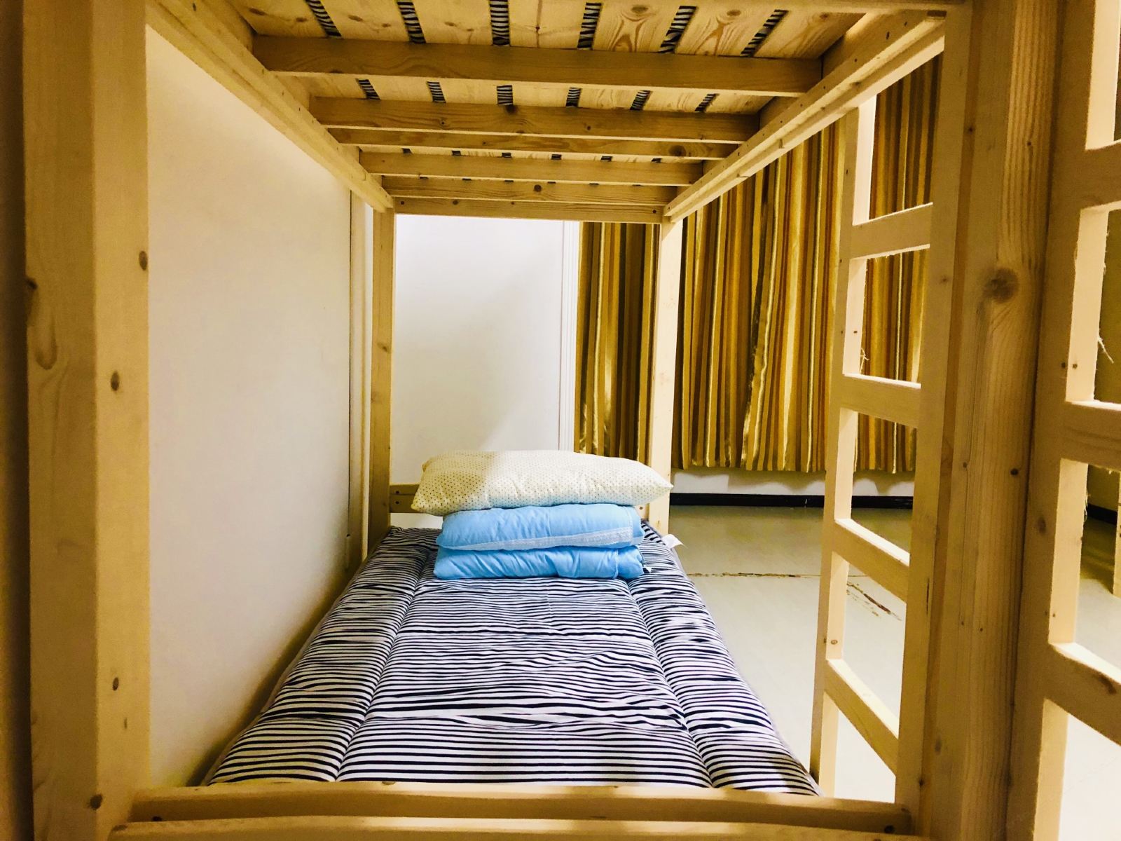 阳台八人间(床位)(公共卫浴)