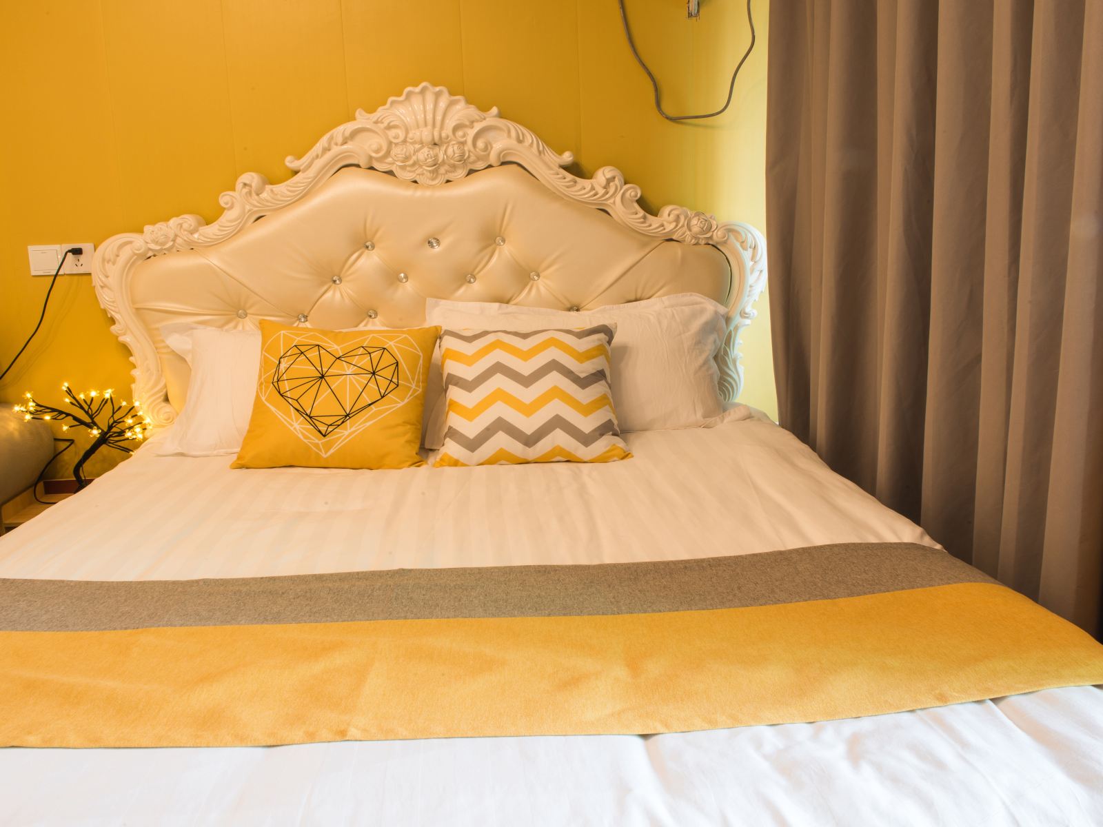 现代简约大床房