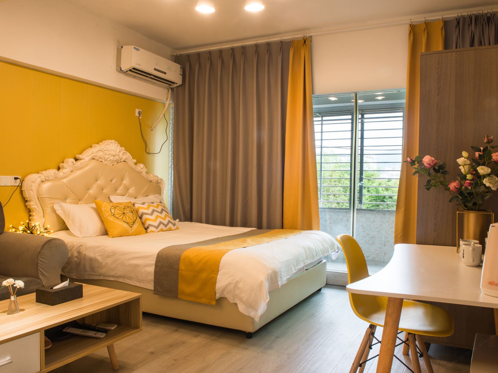 现代简约大床房