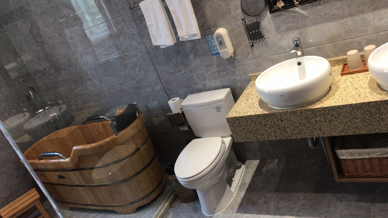 湖边一室大床房