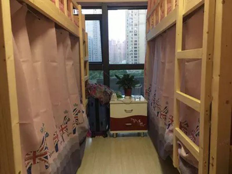 温馨女生六人下铺间