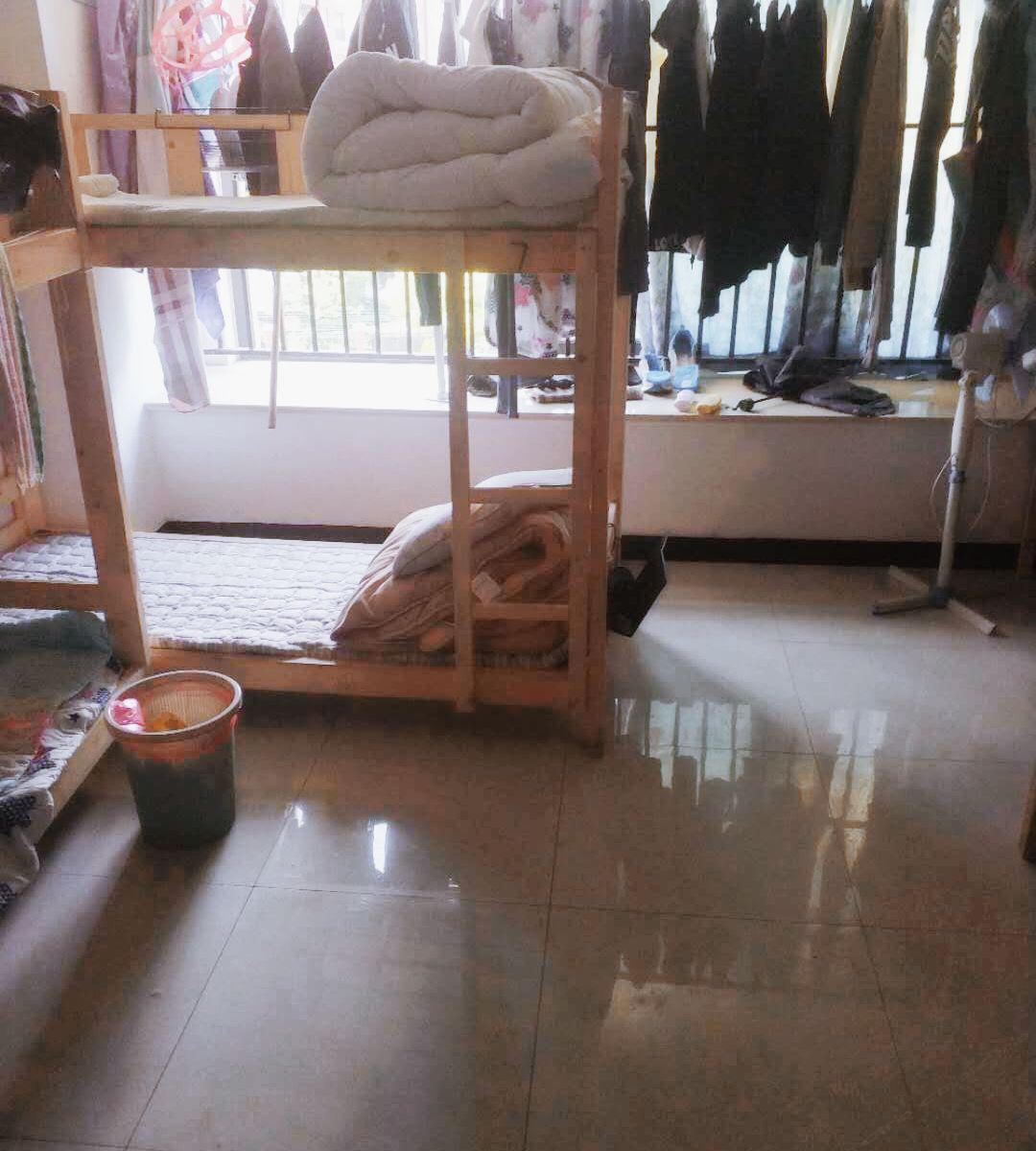 八人间(床位房)(公共卫浴)