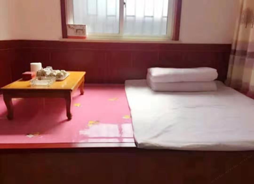 豪华三人大炕房