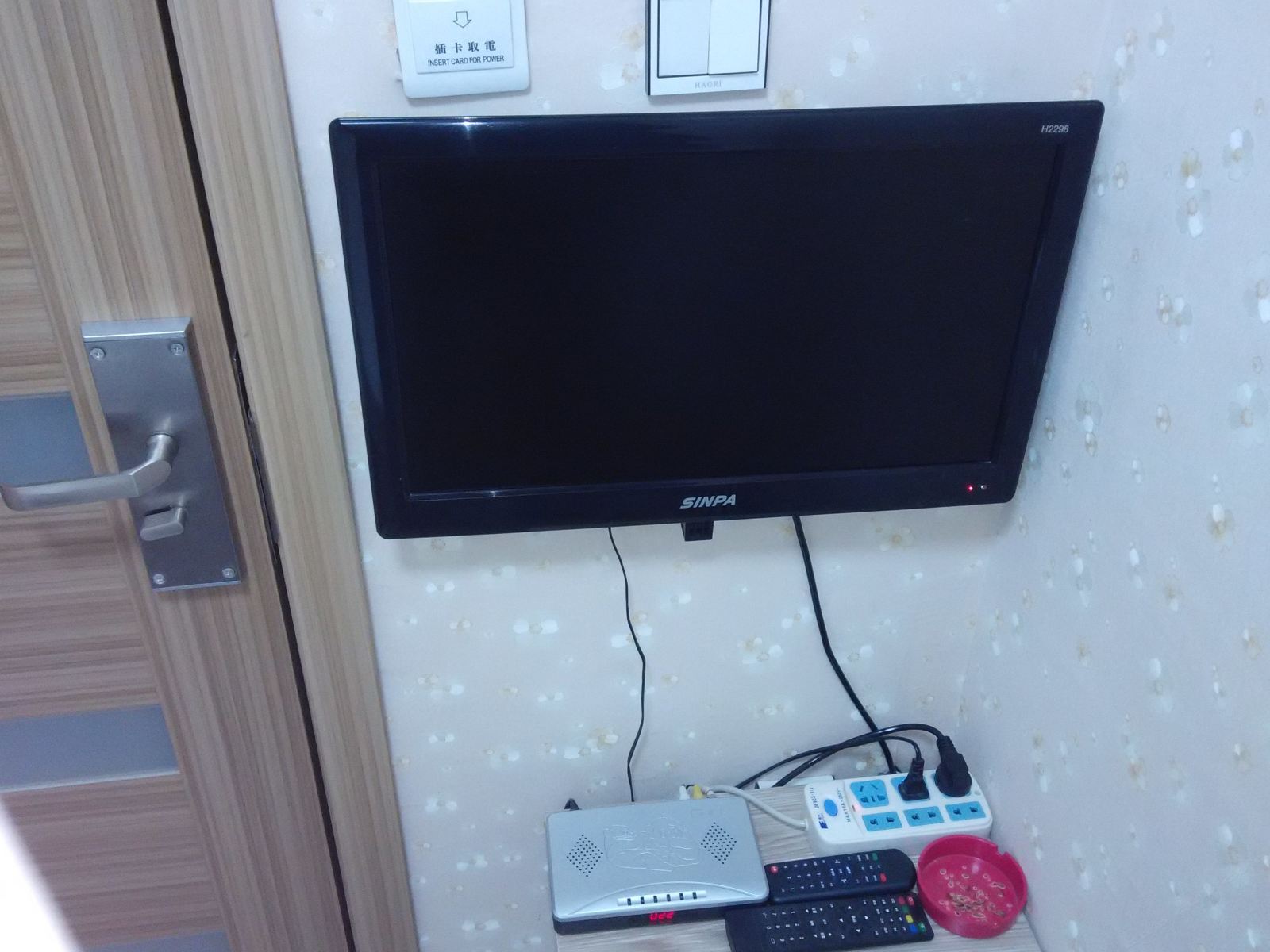 普通大床房(无窗)(公共卫浴)