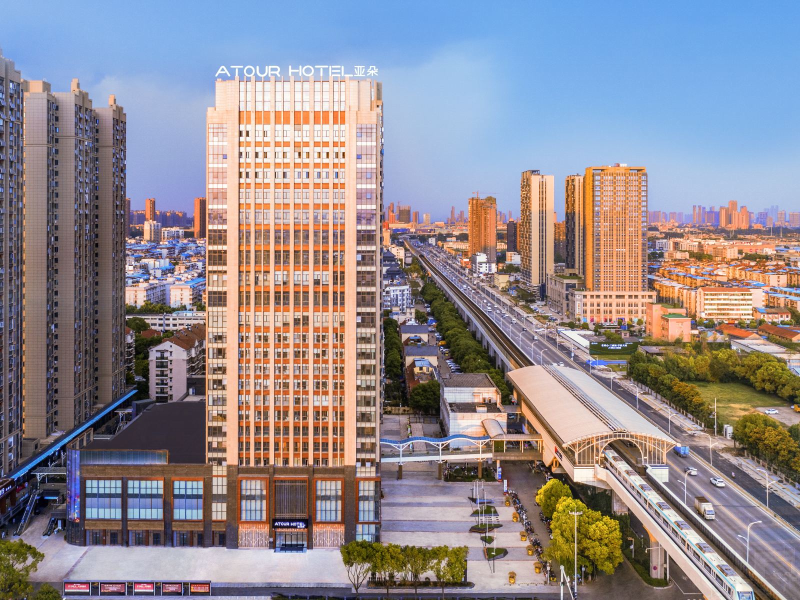 武汉吴家山五环大道地铁站亚朵酒店