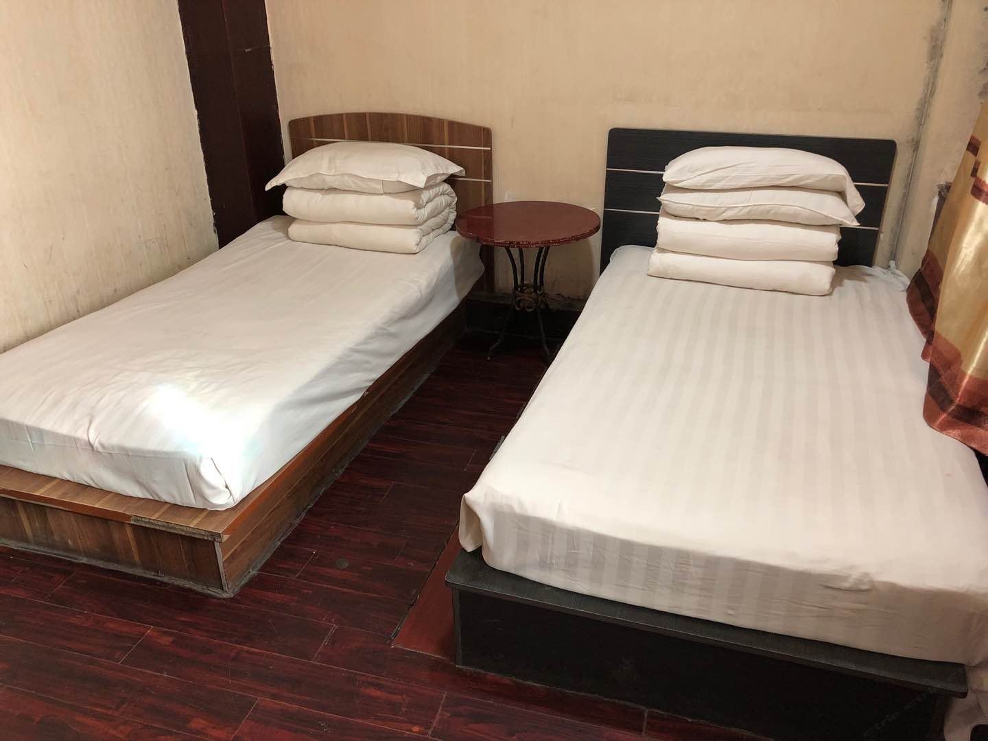 标准间(公共卫生间)(无法洗浴)