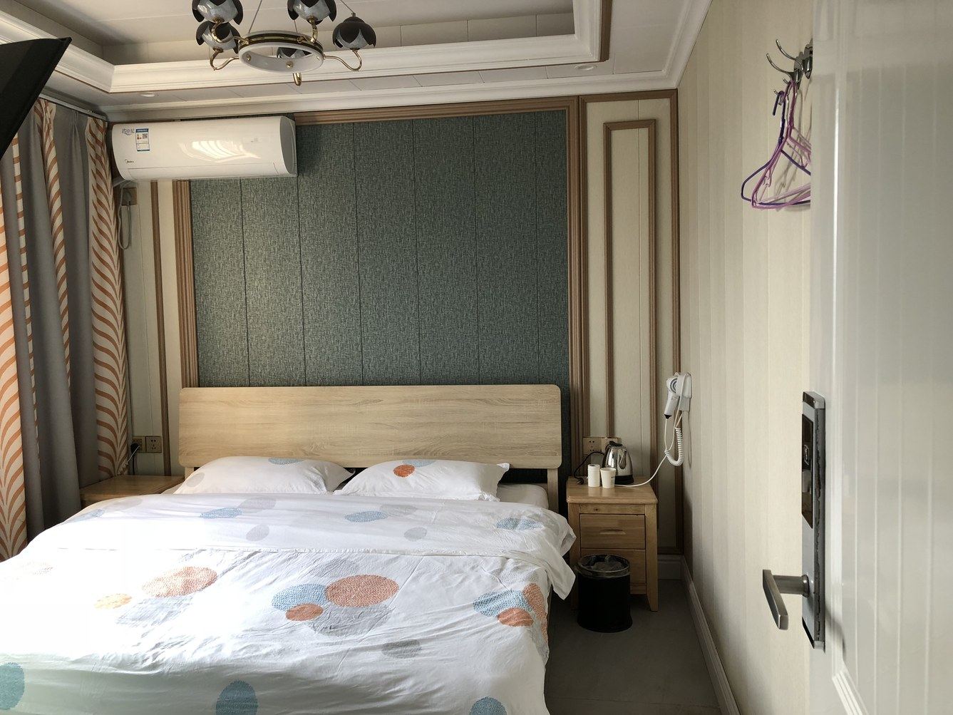 现代简约大床房