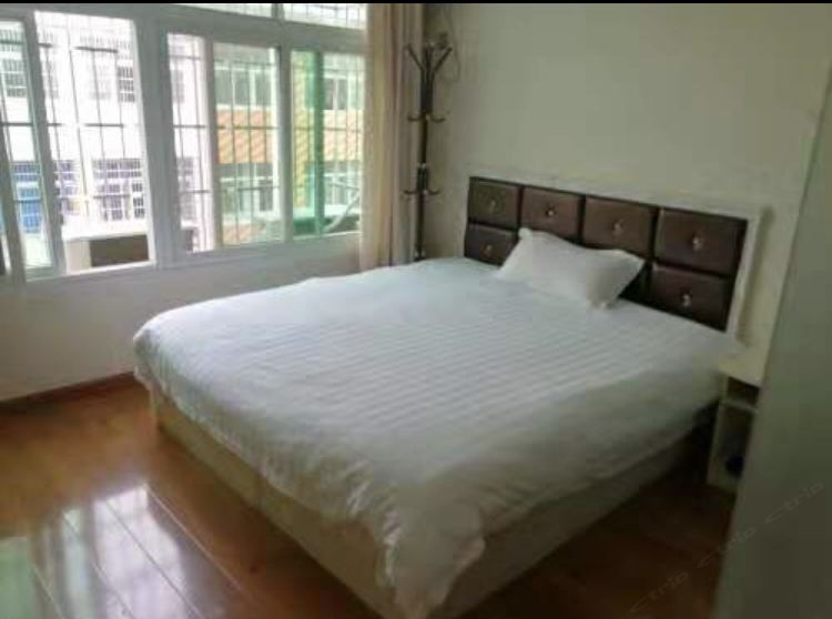精品阳光大床房