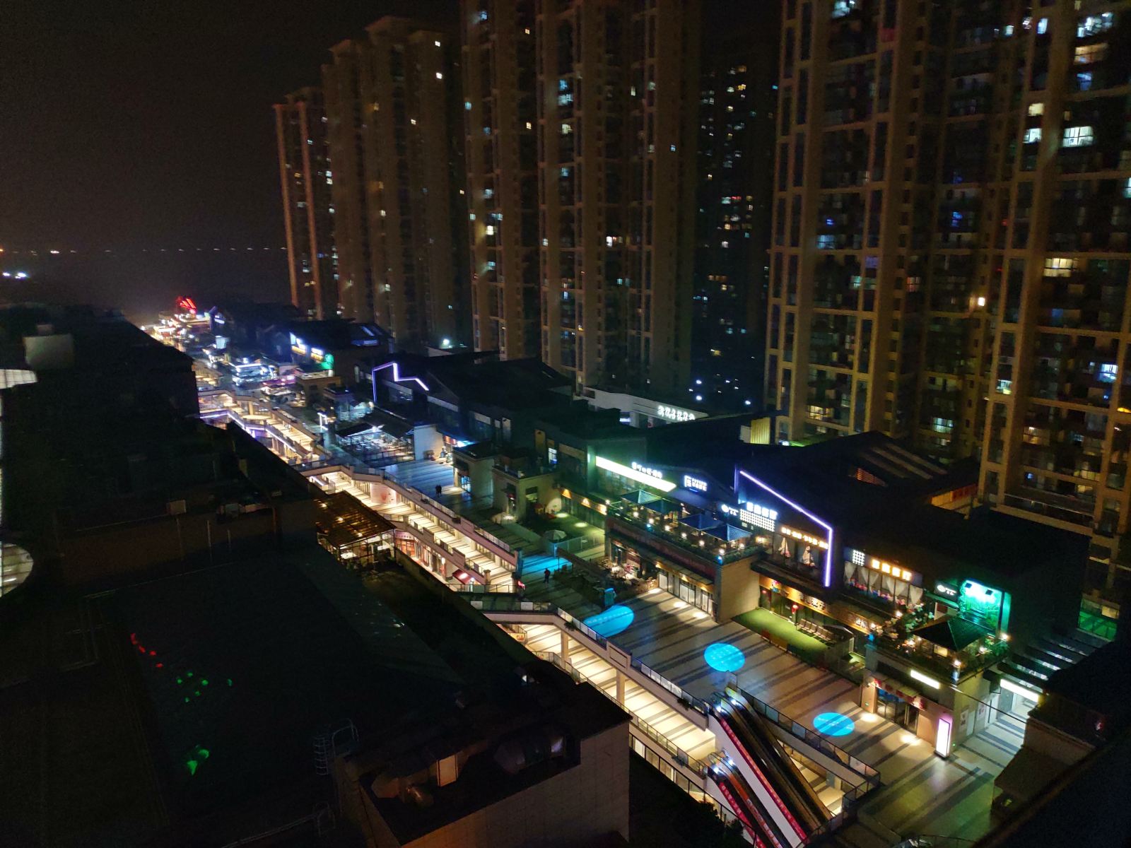 成都84现代简约风巨幕主题公寓