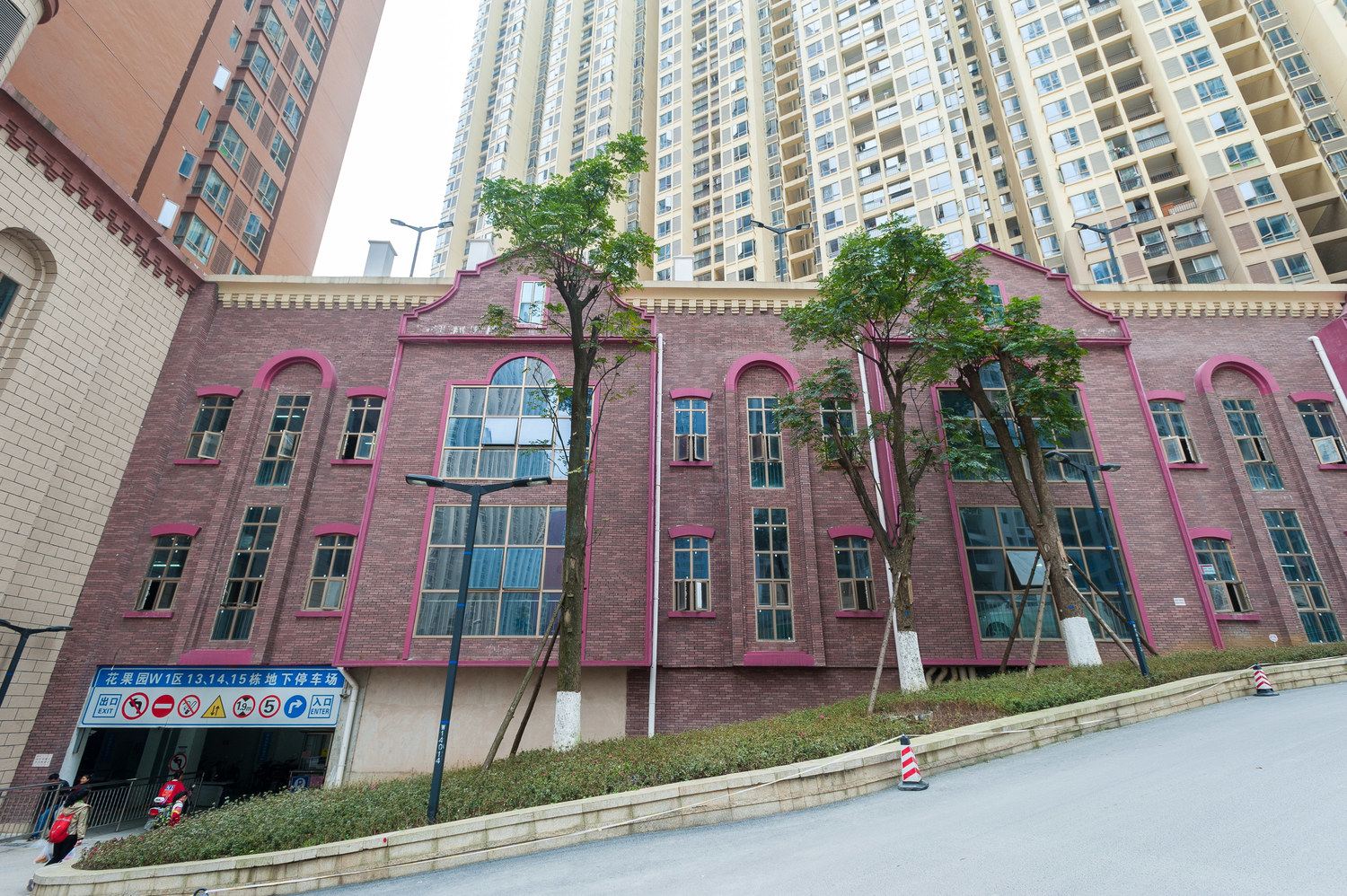贵阳猪妹儿画风旅馆(花果园金融街店)