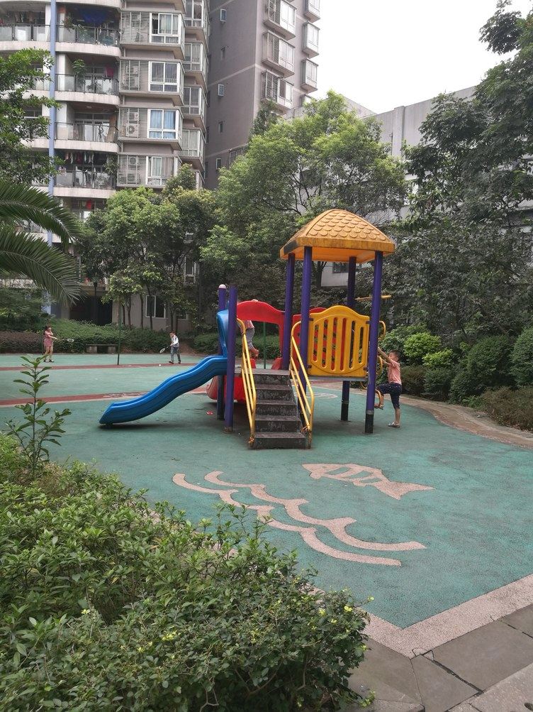 重庆轻轨站旁的温馨之家普通公寓