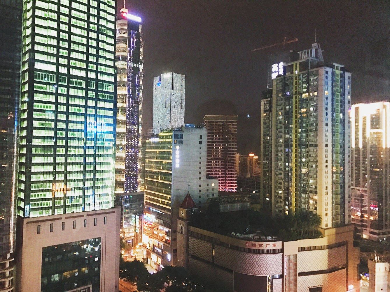 重庆解放碑商圈中心临近轻轨站温馨潜水艇小屋