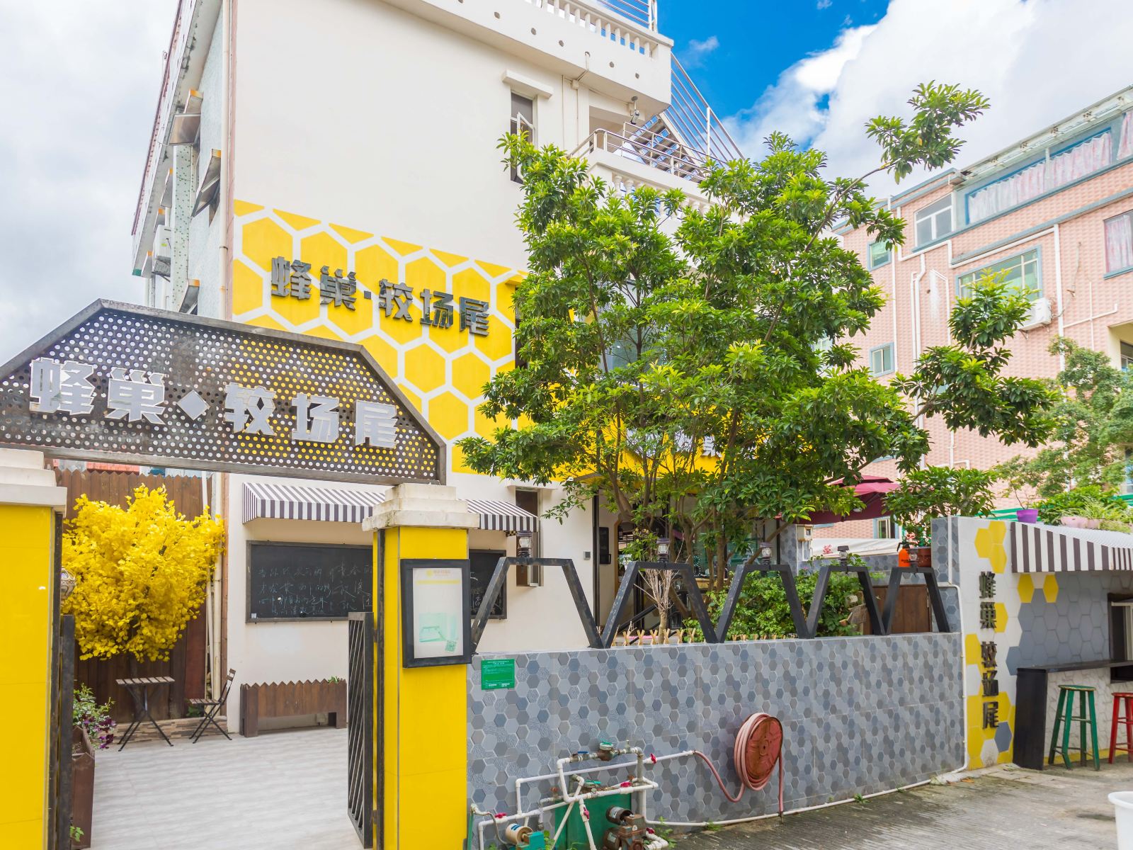 深圳蜂巢·较场尾客栈