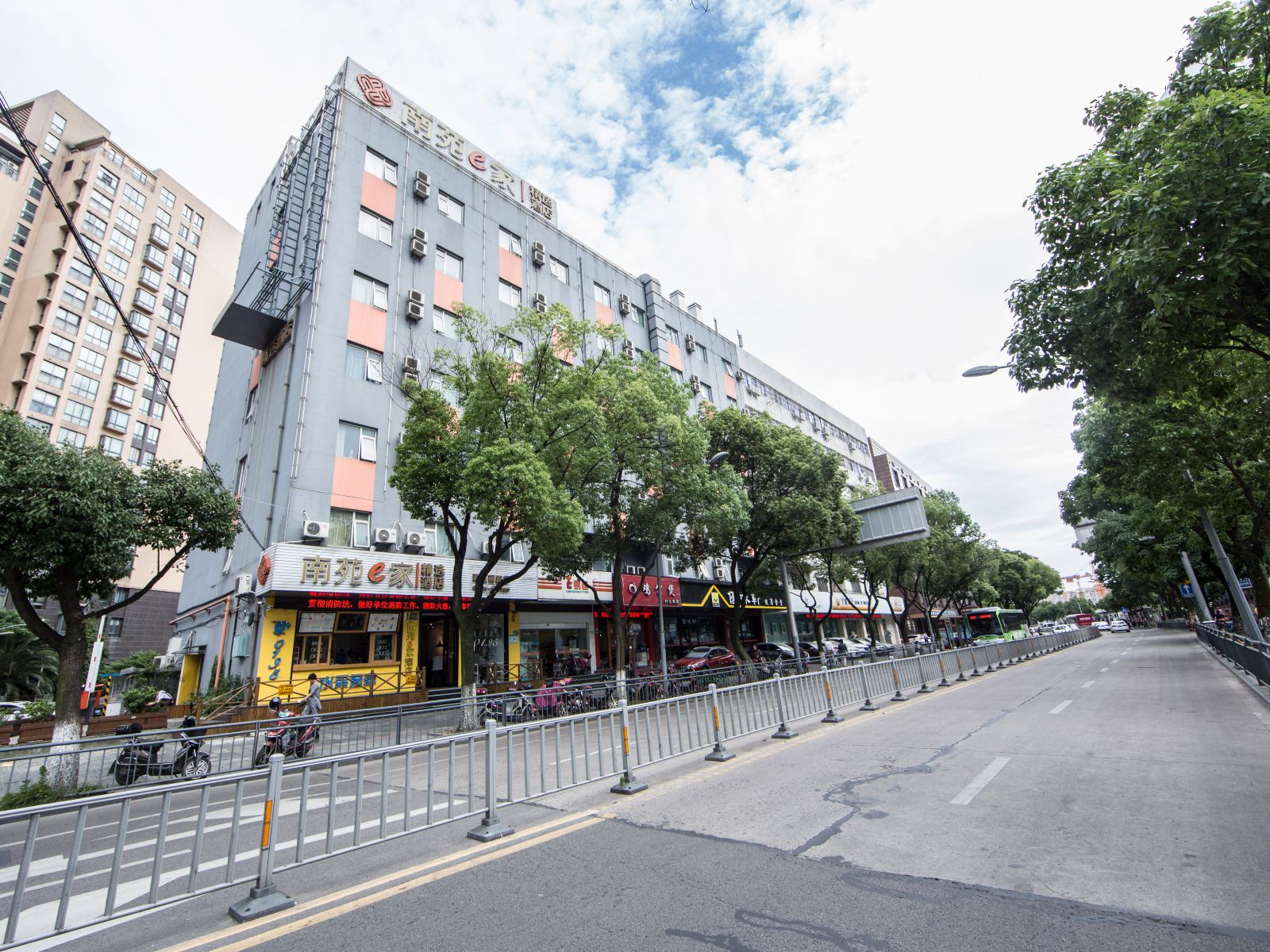 南苑e家精选酒店(宁波天一广场彩虹南路店)