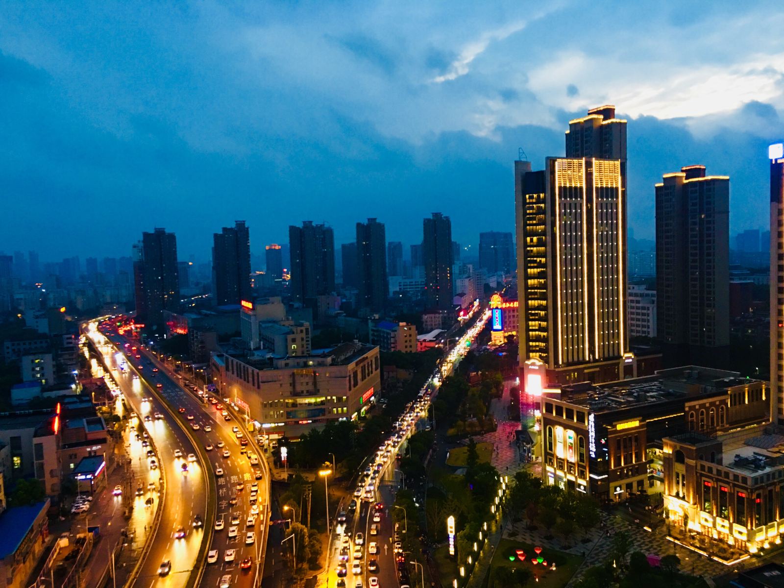 A.A.A黑桃皇后酒店公寓(武汉光谷杨家湾地铁站店)