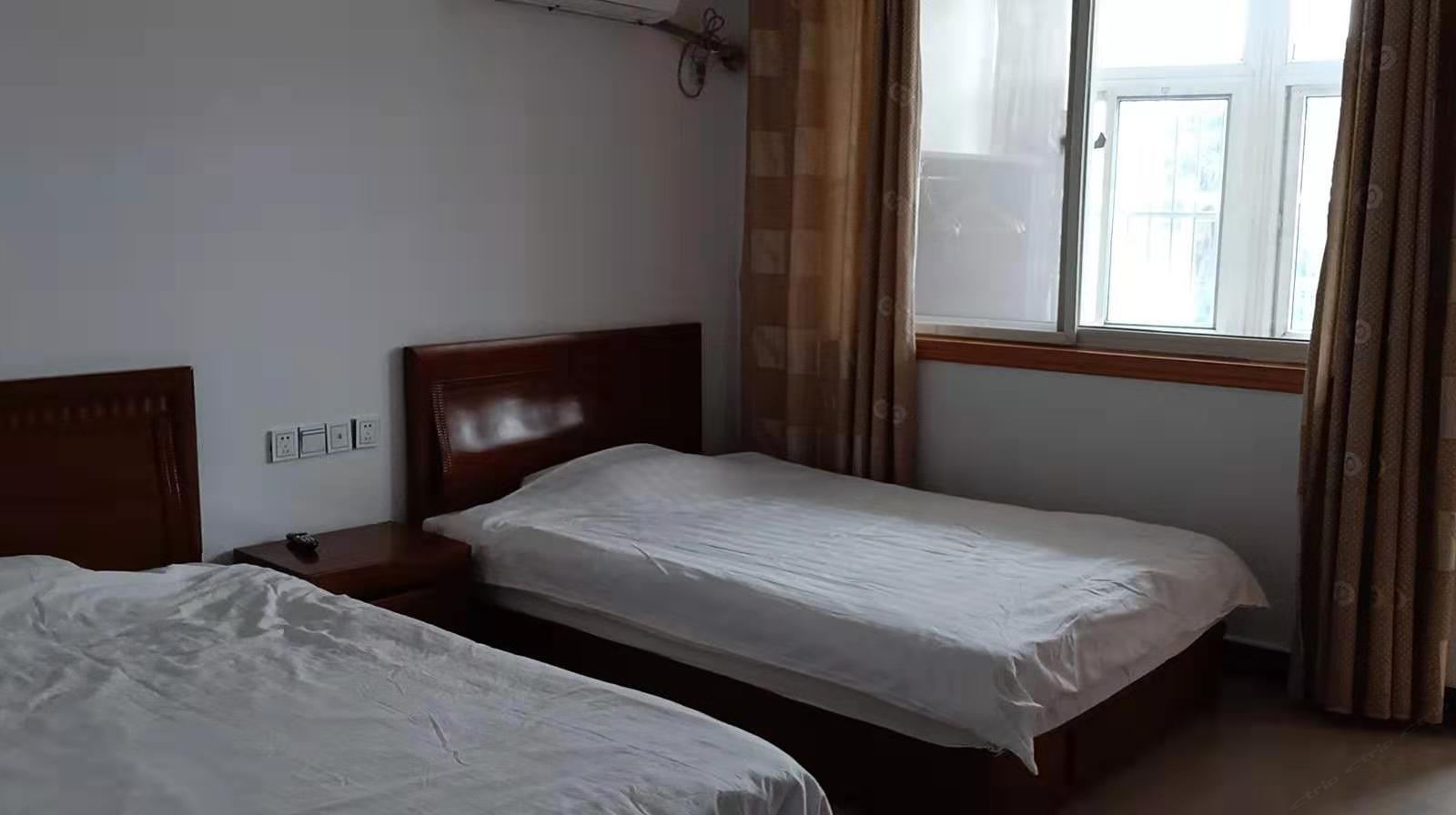 舒适双床间