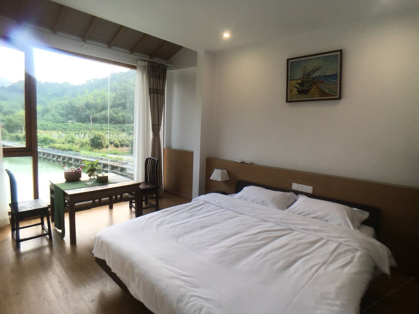 舒适湖景房