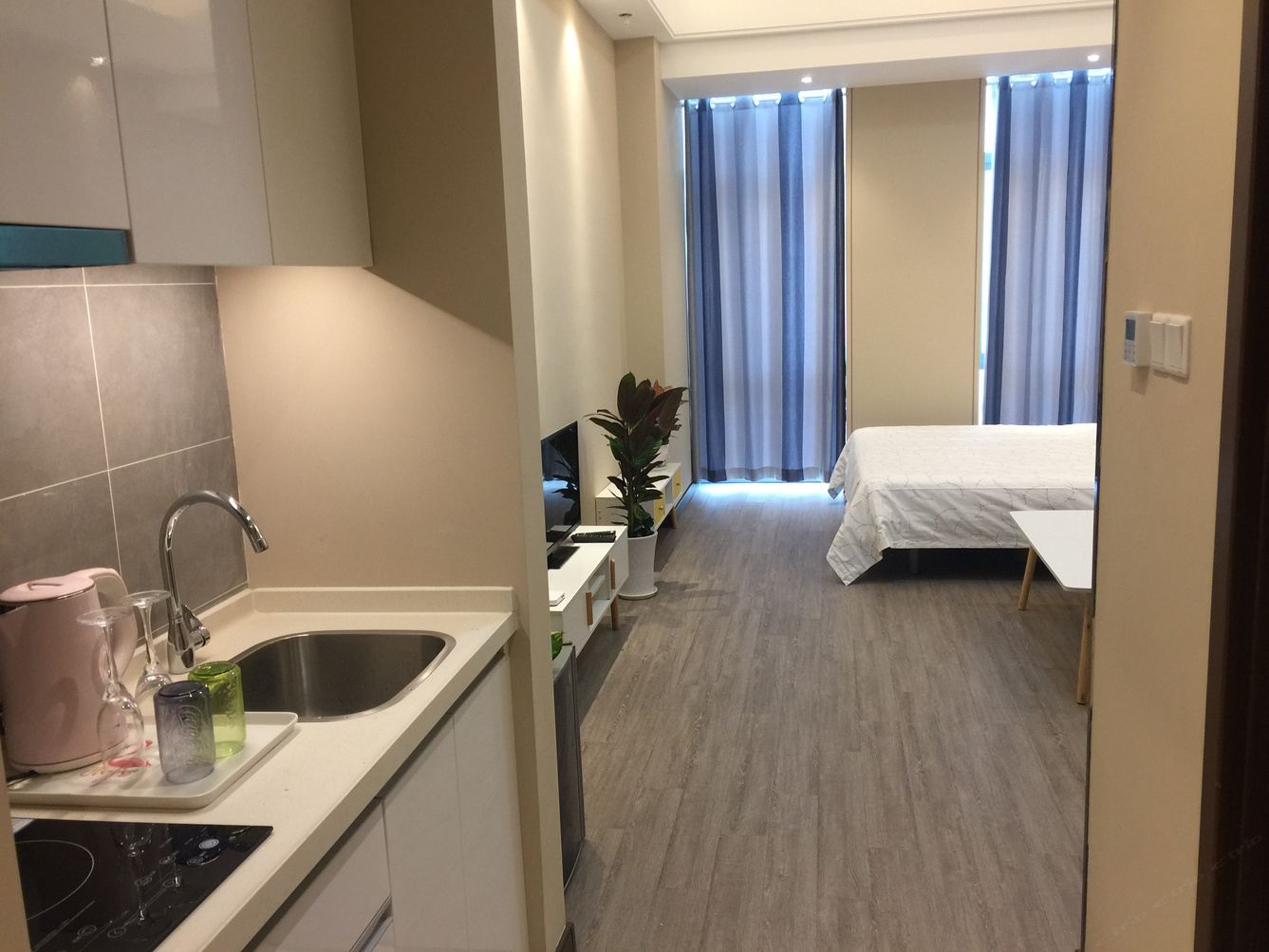 现代风一室大床房