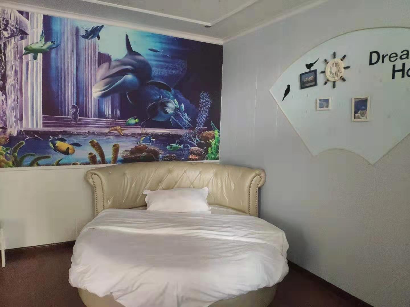 浪漫主题圆床房