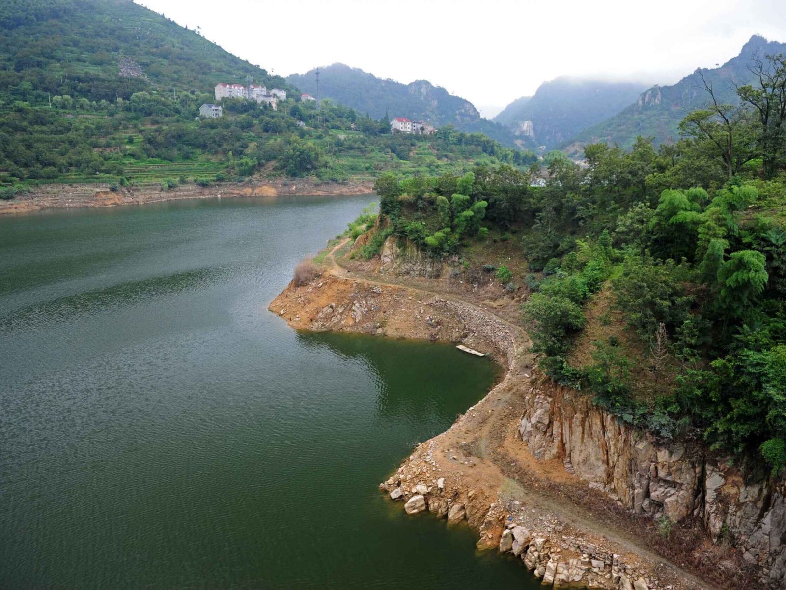 浙西大峡谷临湖山庄旅店