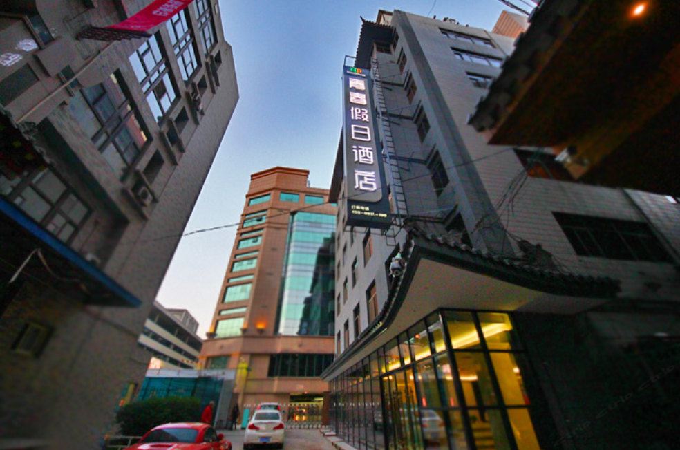 青春假日连锁酒店(西安南门古城墙钟楼机场大巴店)