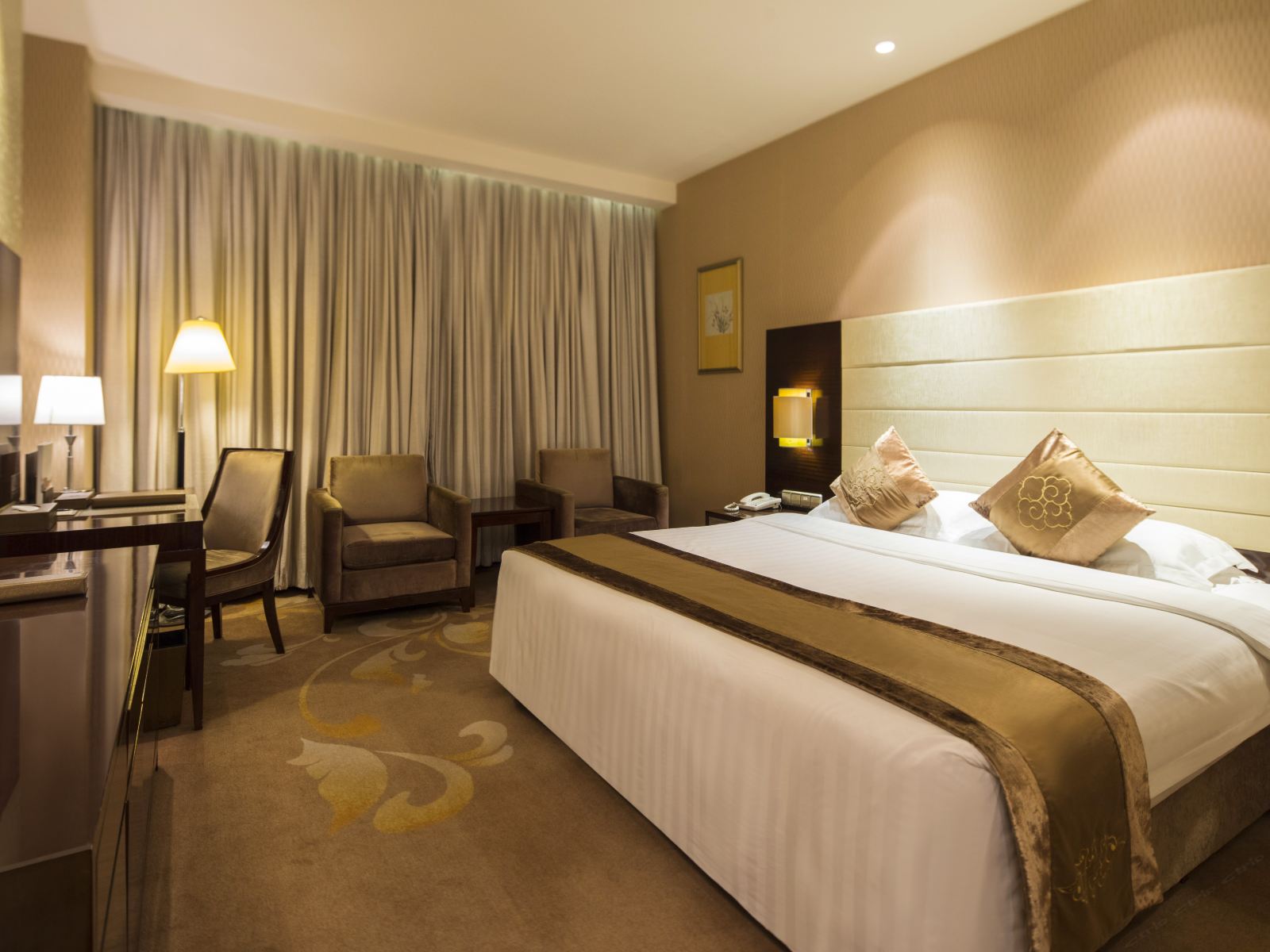 豪华商务大床房