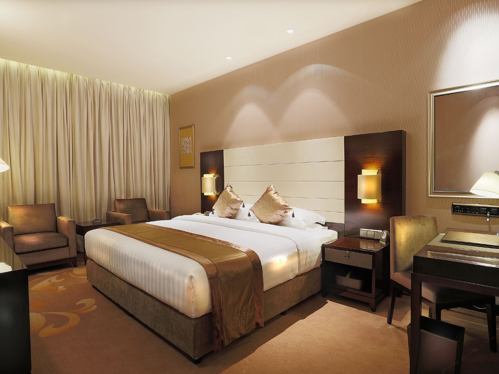 豪华商务大床房