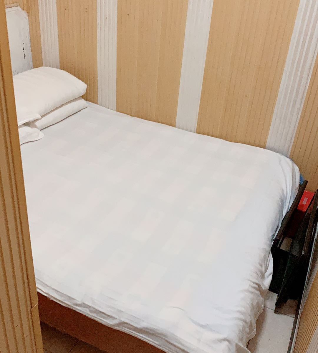 普通大床房A(无窗)(公共卫浴)