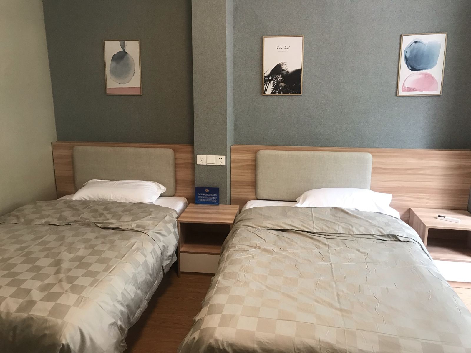 书桌TV双床房
