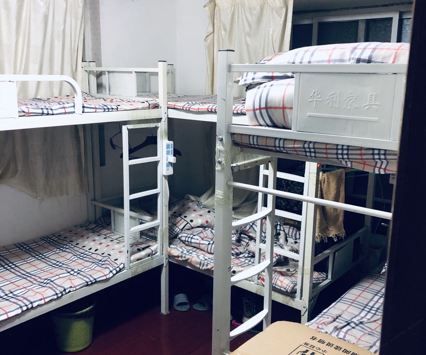 八人间(床位)(公共卫浴)