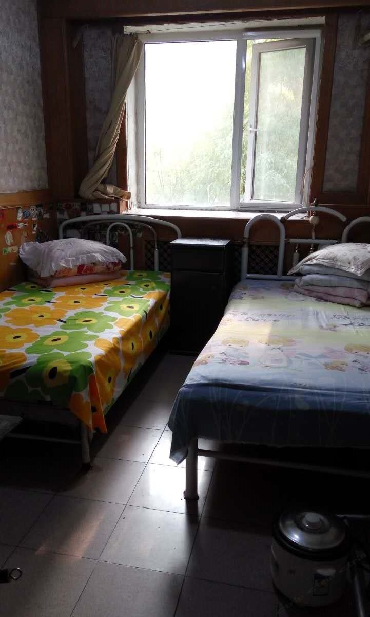 次卧房