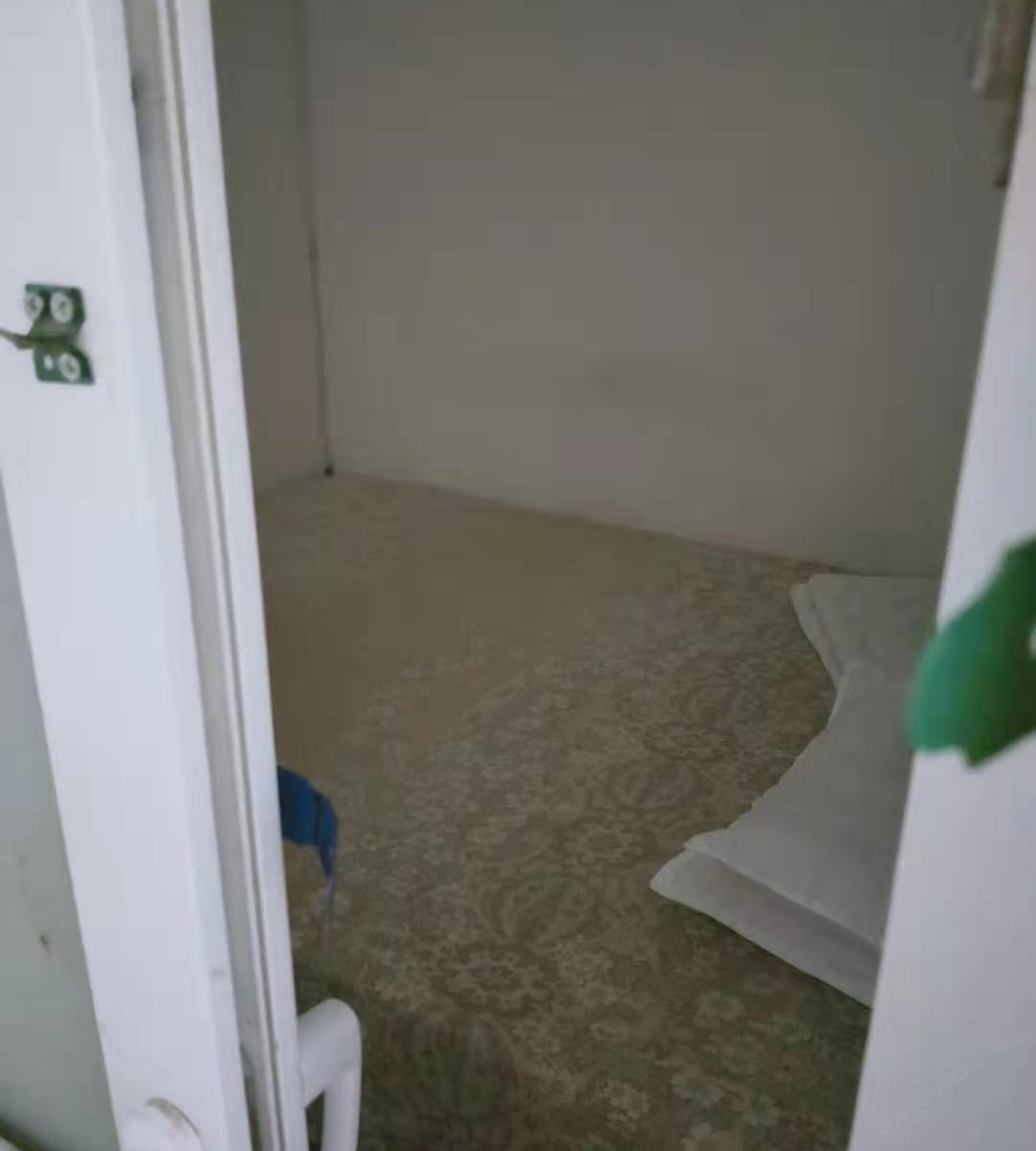 软格单人间(无窗)(公共卫浴)