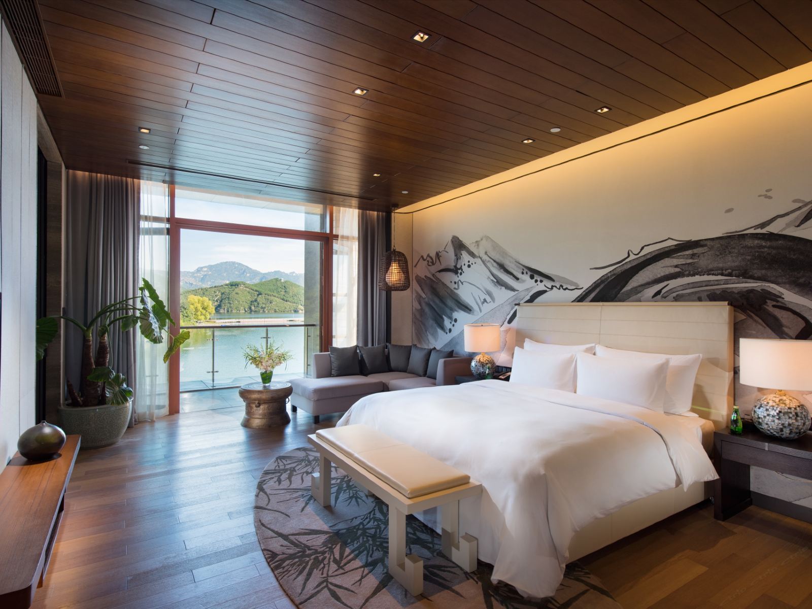 名轩豪华湖景大床房