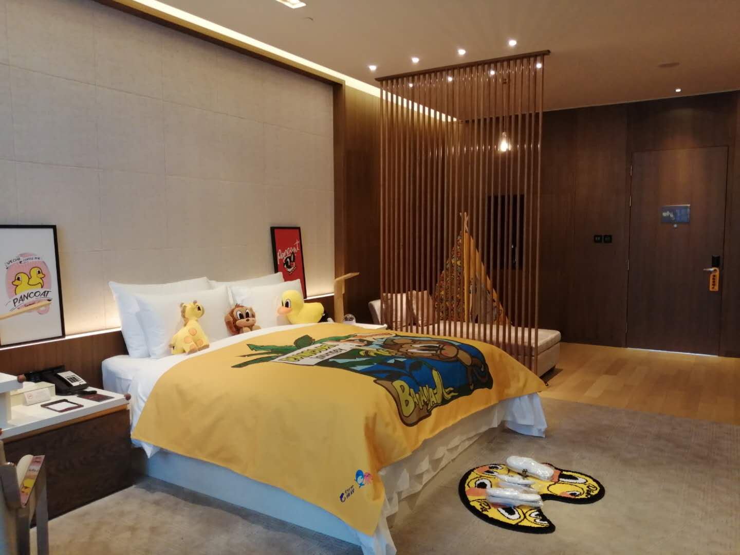 别墅小黄鸭主题大床房