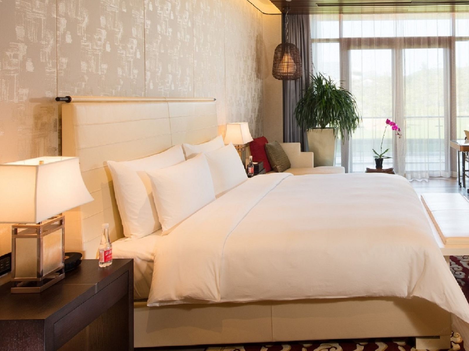 名轩豪华园景大床房