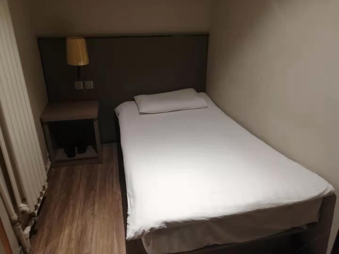 普通单人间(无窗)(公共卫浴)