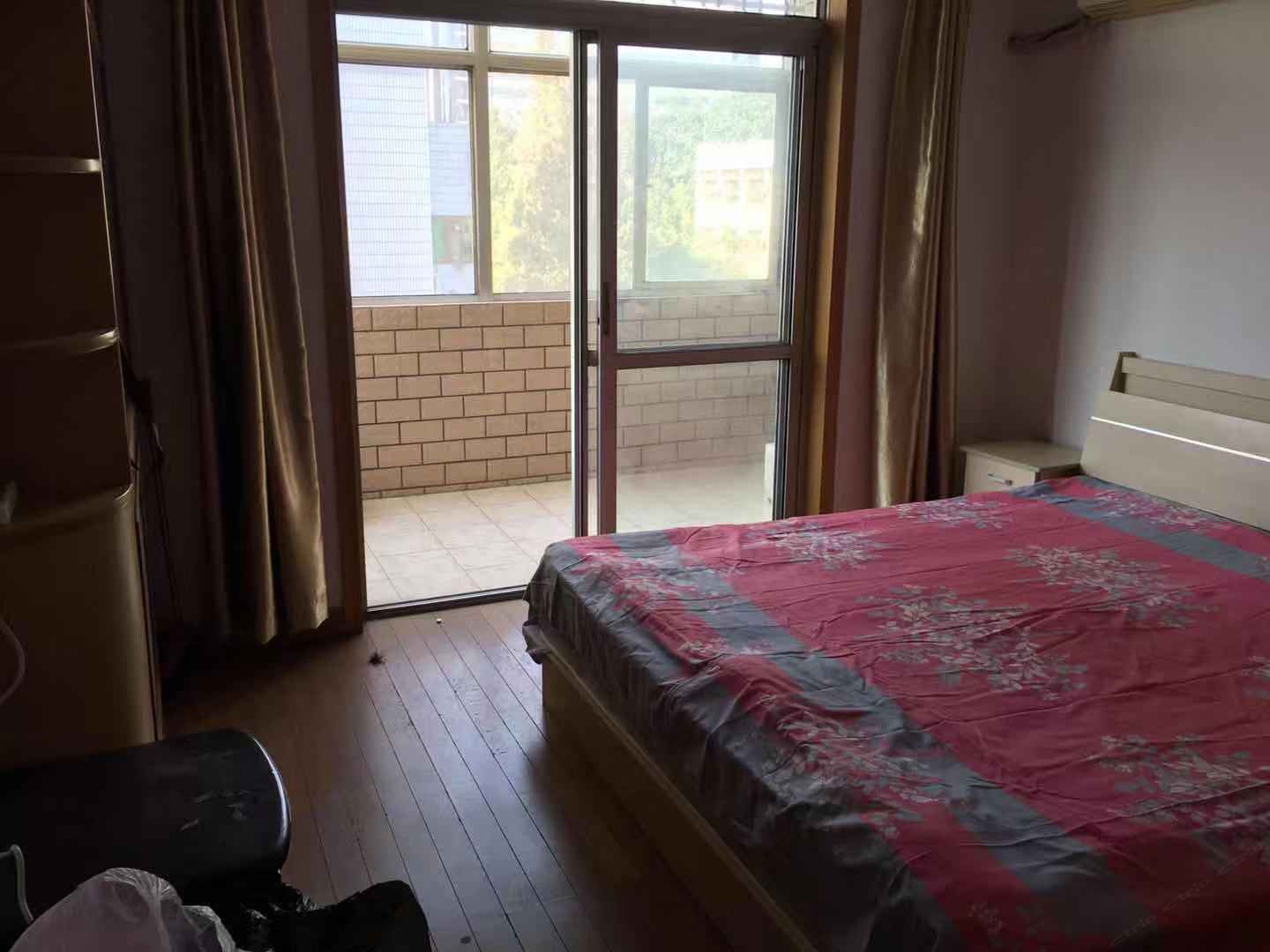 主卧大床房