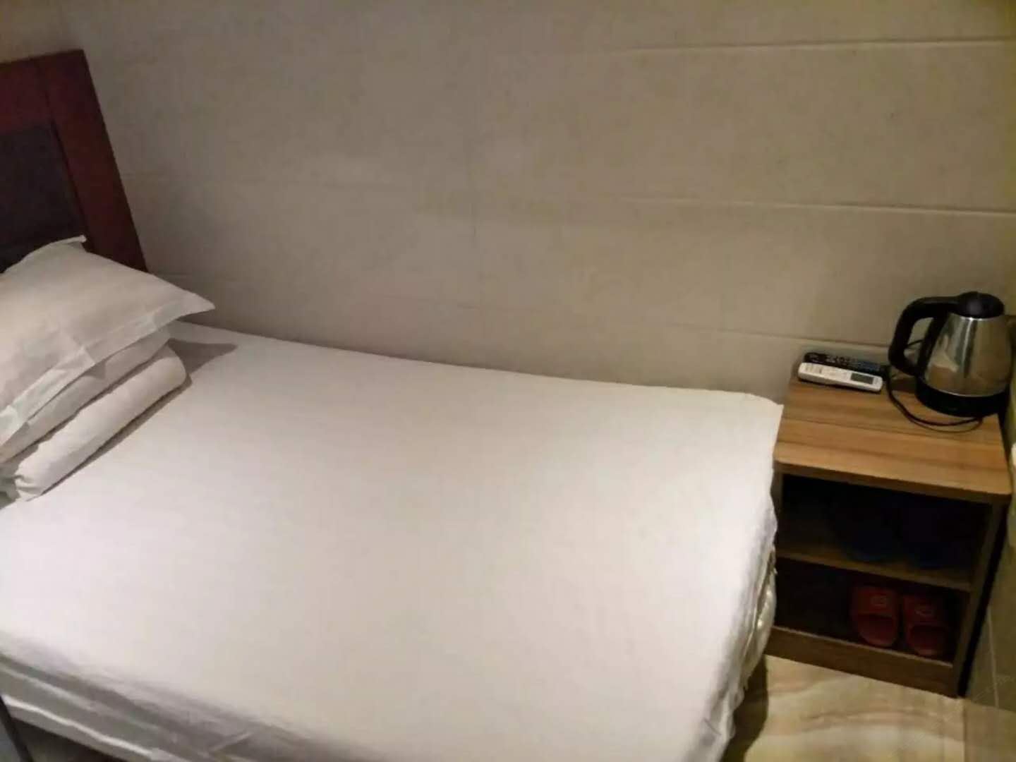 特价大床房(无窗)(公共卫浴)