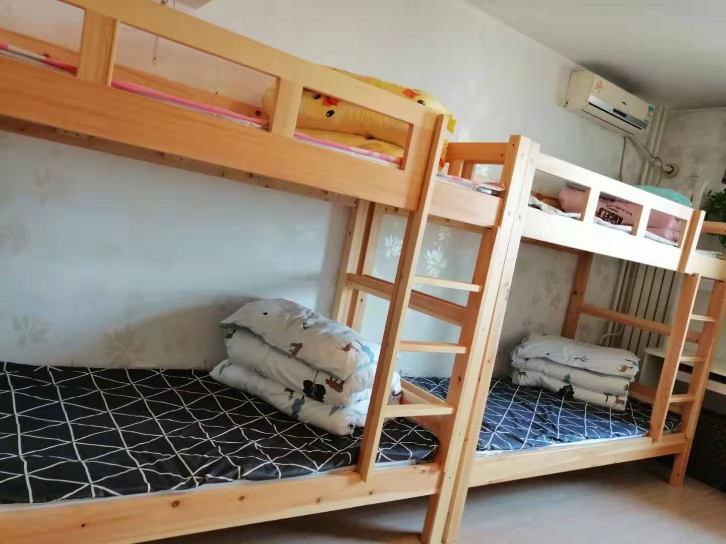 高级六人间(床位)(公共卫浴)